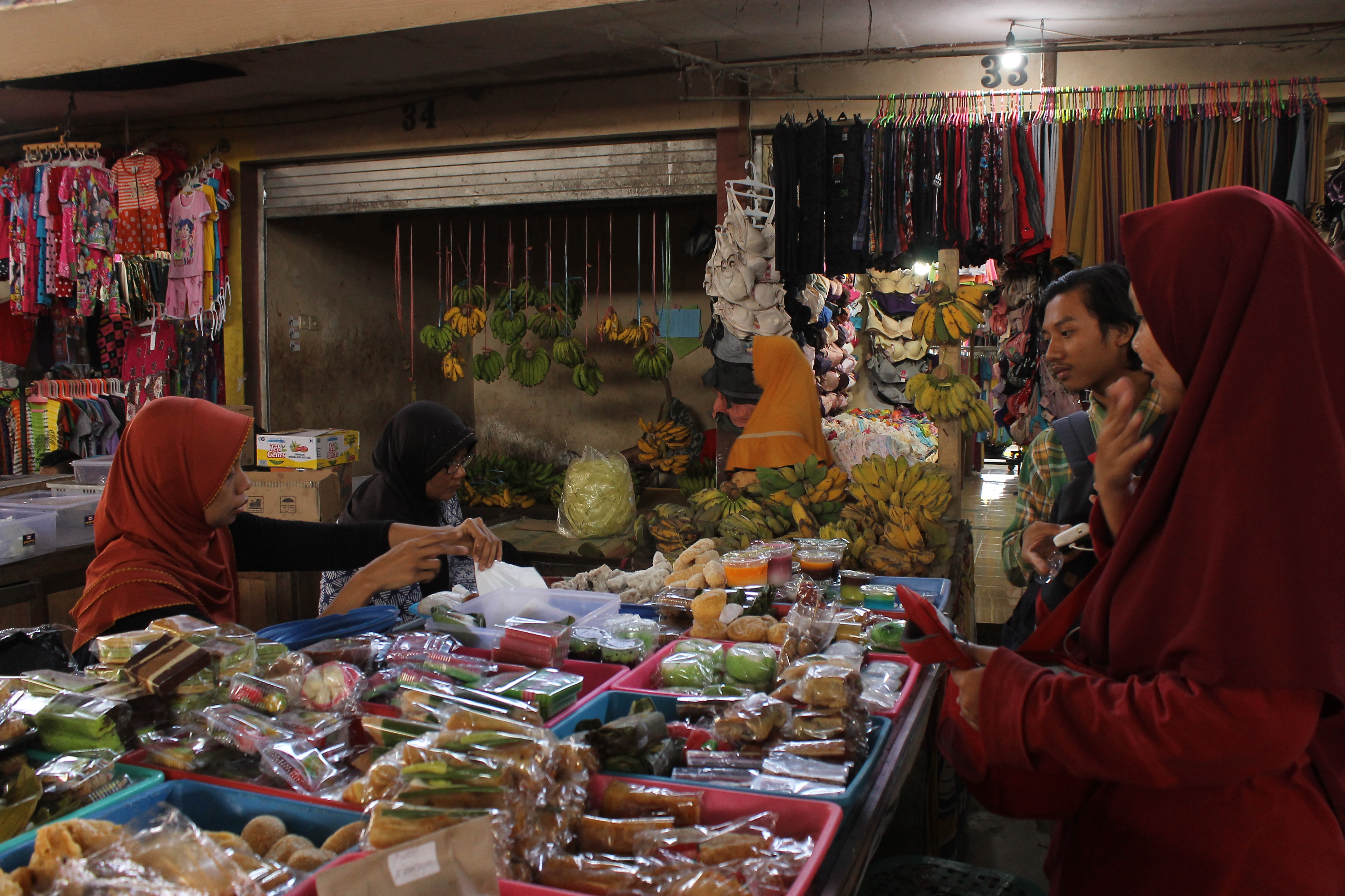 Membeli Jajanan Pasar di Pasar Pahing Kota Kediri. Dokpri